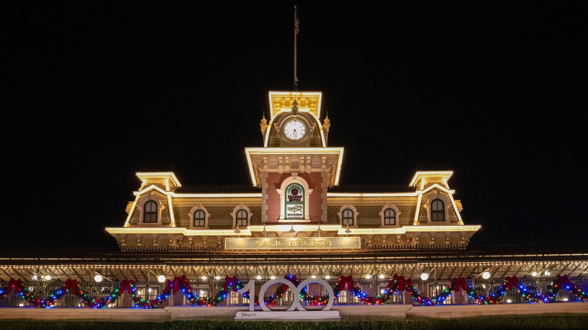Florida.-Una vista de la entrada del parque temático Magic Kingdom adornada con motivos navideños en Lake Buena Vista, Florida. 