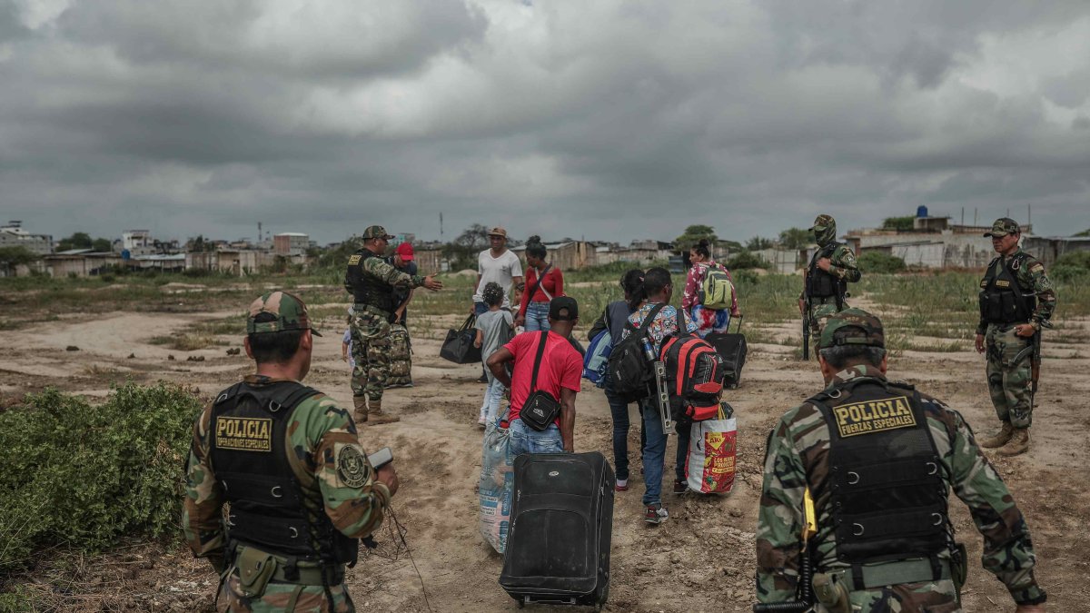 Tumbes. Miembros de la policía de Perú controlan el paso de venezolanos en la frontera con Ecuador.