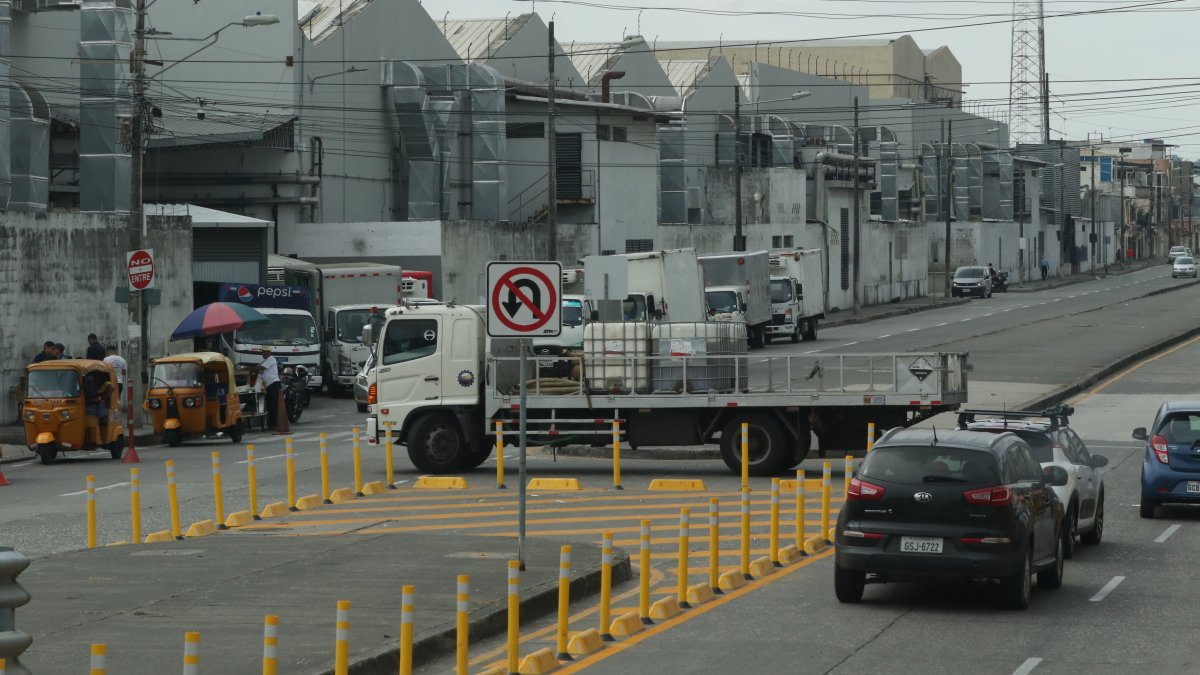 Un vehículo pesado giró en U en una zona donde no debía hacerlo.