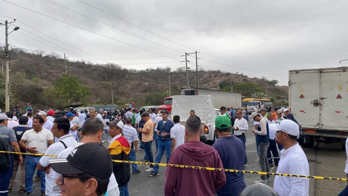 Manabí. Los funcionarios de la Prefectura exigen en pago de sus haberes