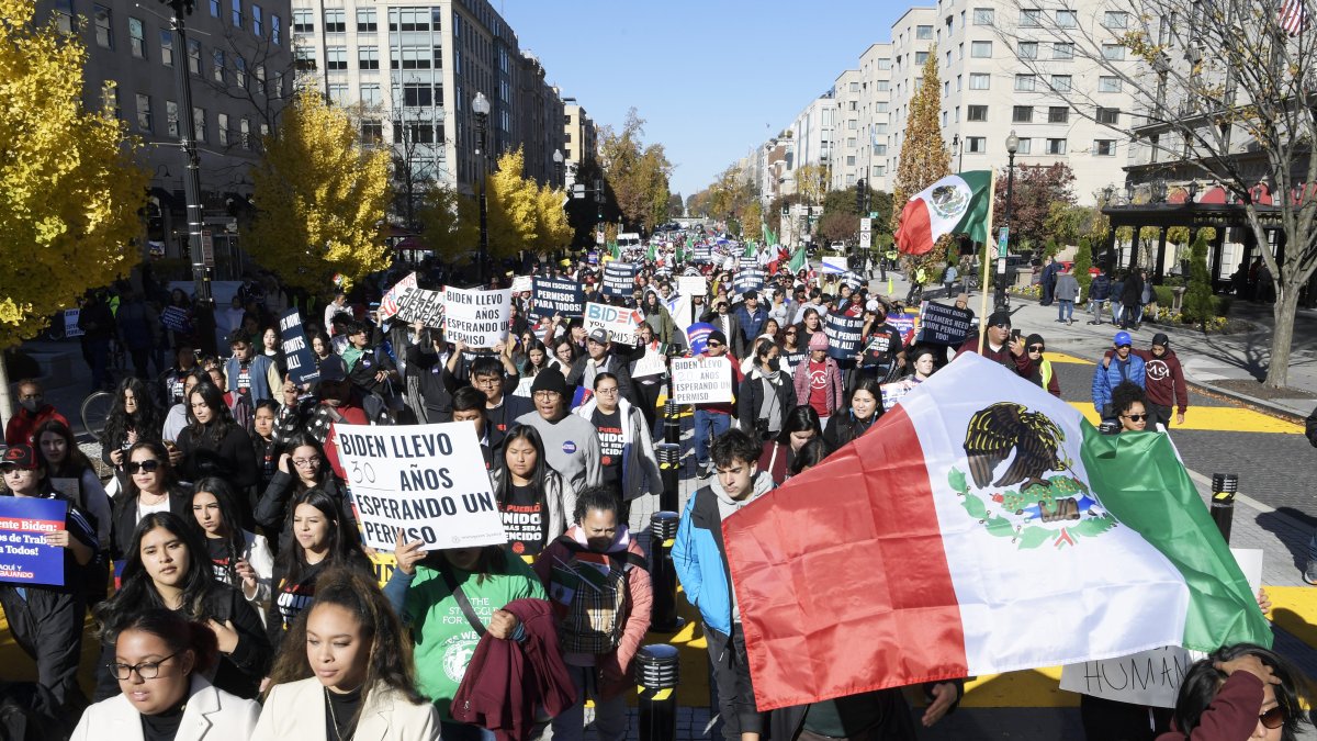 Cientos de inmigrantes y activistas pro inmigrantes marchan hacia la Casa Blanca para exigir al presidente, Joe Biden, que cumpla con su promesa de campaña.