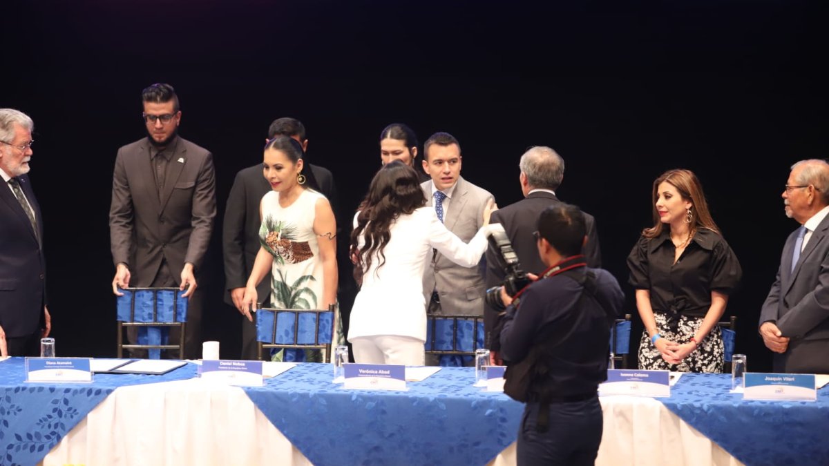 El presidente de Ecuador y su vicepresidenta reciben sus credenciales por parte del CNE.