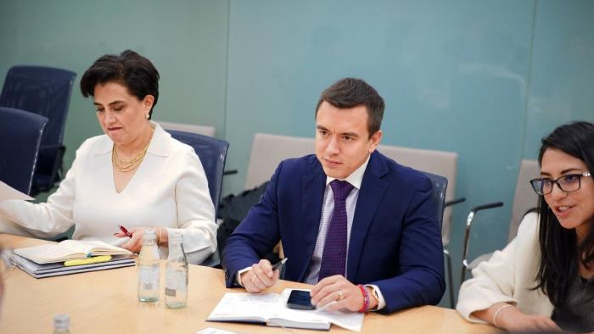 La futura canciller, Gabriela Sommerfeld, el presidente electo, Daniel Noboa, y la próxima ministra de Finanzas, Sariha Moya.