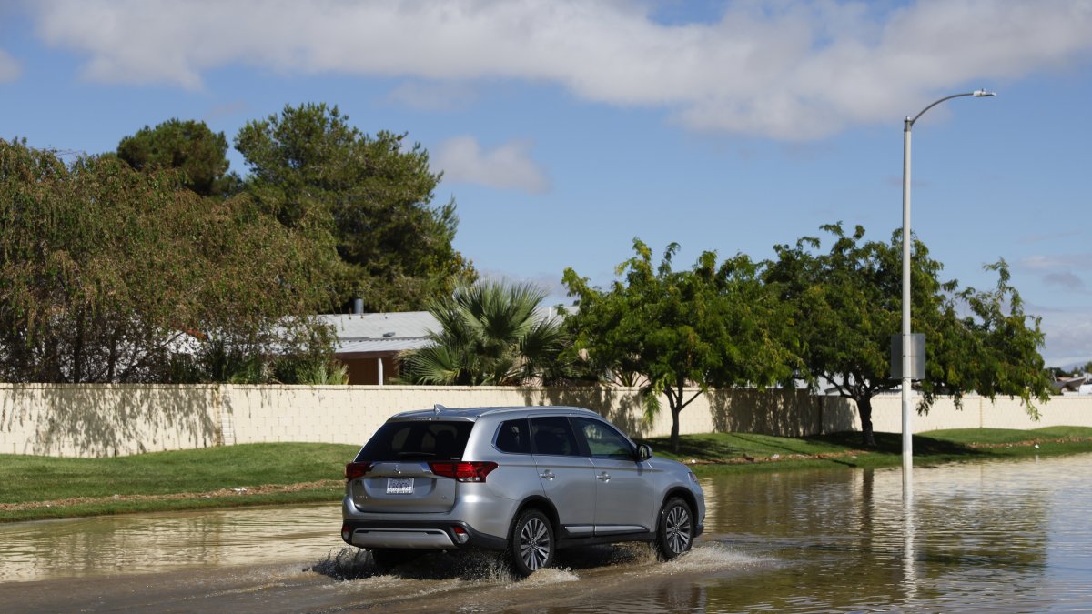 Un vehículo atraviesa una avenida inundada en una ciudad de los Estados Unidos. Entre 2018 y 2022, hubo 89 desastres naturales cuyos costes superaron los mil millones de dólares.