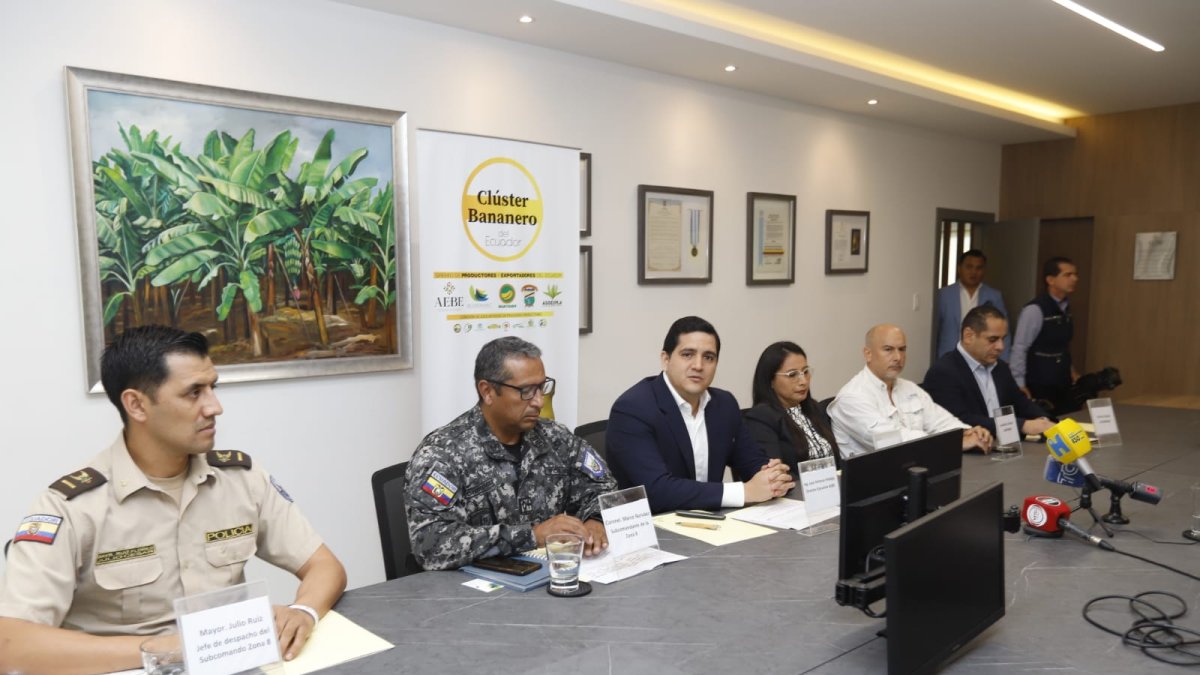 Dirigentes bananeros y personal de la Policía y el SRI dio a conocer el inicio de una campaña para frenar la compra de insumos robados.