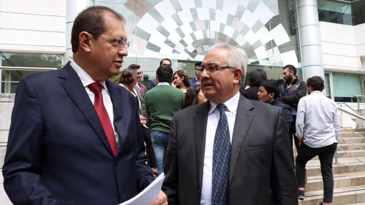 Santiago Guarderas y Francisco Rocha, en representación de varios medios de comunicación, presentaron su demanda ante la Corte Constitucional.