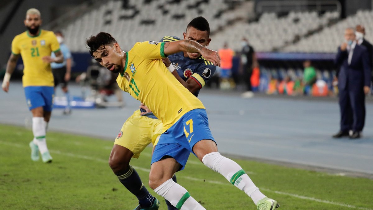 AMDEP5203. RÍO DE JANEIRO (BRASIL), 23/06/2021.- Lucas Paquetá (adelante) de Brasil disputa hoy el balón con William Tesillo de Colombia, durante un partido por el Grupo B de la Copa América en el Estadio Olímpico Nilton Santos de Río de Janeiro (Brasil). EFE/ Antonio Lacerda Brasil - Colombia