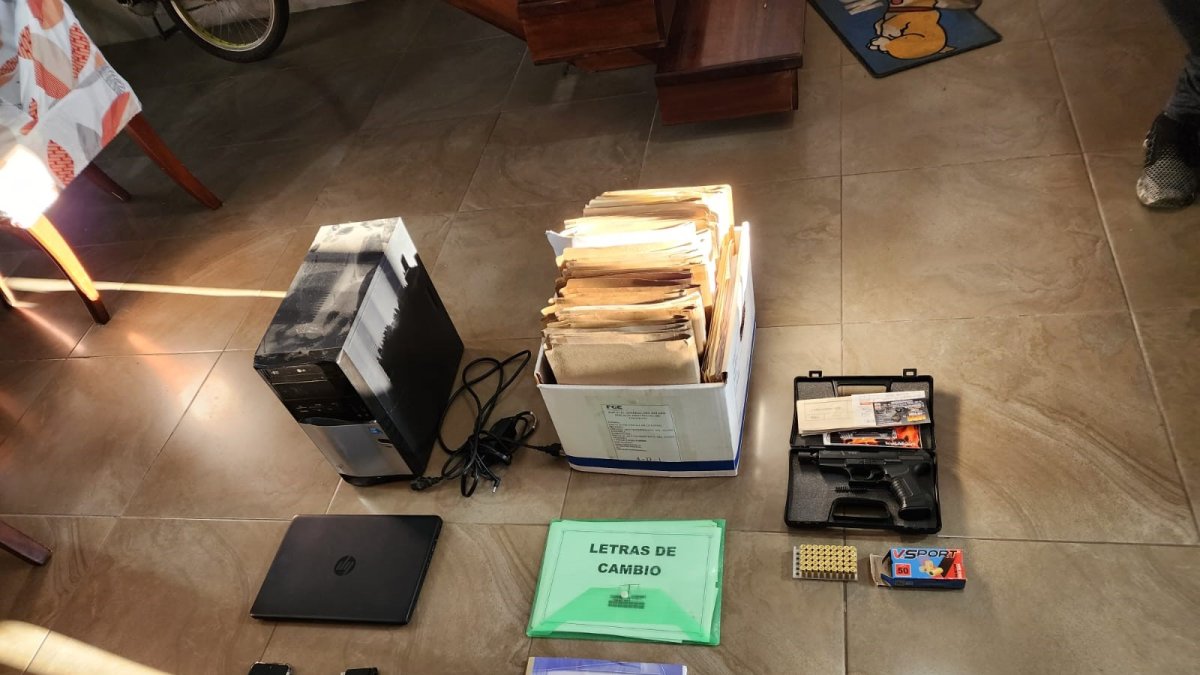 Evidencias. En los allanamientos se incautaron documentos, dinero, armas, entre otras cosas.