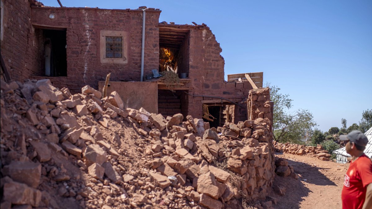 Una persona observa una construcción que quedó afectada tras el terremoto de septiembre de 2023.