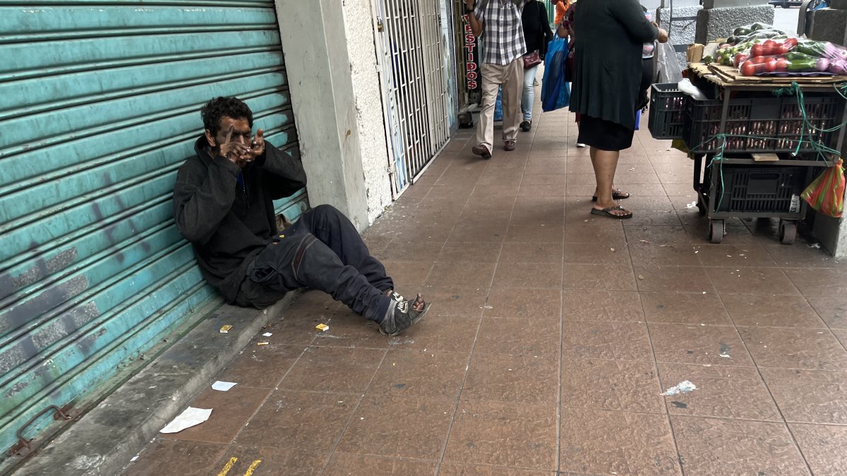 1.Calle. Es muy común observar a consumidores en las veredas de Guayaquil drogándose a plena luz del día.