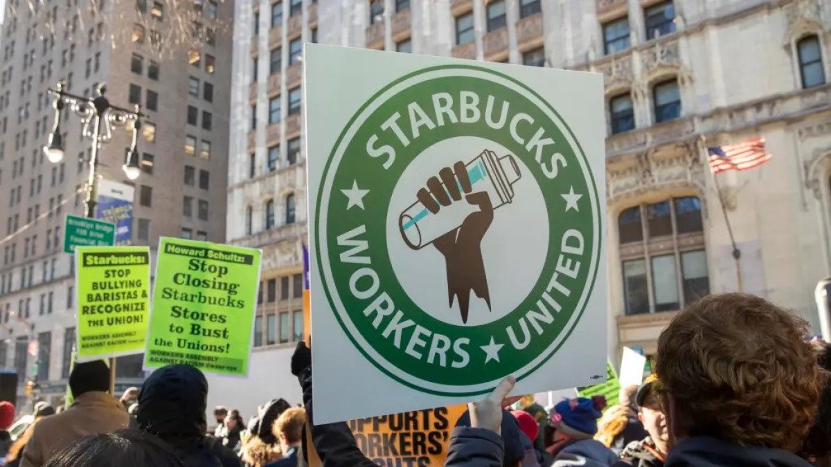 El sindicato Starbucks Workers United (SWU) pide condiciones laborales favorables.