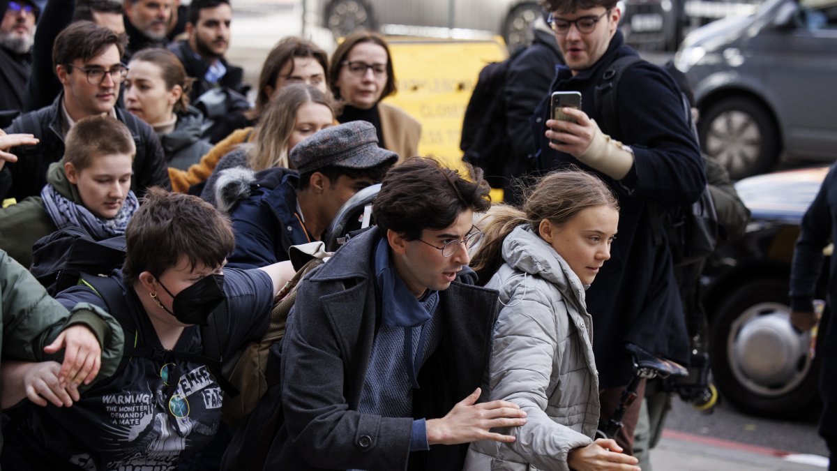 La activista Greta Thunberg huye de los periodistas y otros activistas tras declararse este miércoles 15 de noviembre de 2023 ante un tribunal británico 