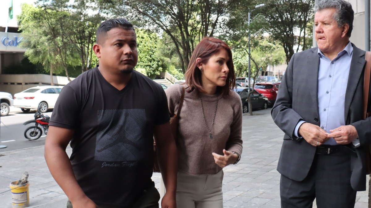 Expediente. Soledad Padilla, excolaboradora de Jorge Glas, durante una diligencia en la Fiscalía ubicada en el norte de Quito.