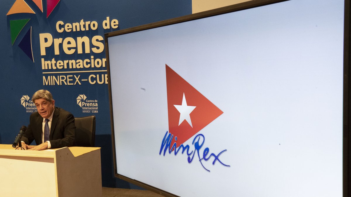 Carlos Fernández de Cossío, viceministro de Relaciones Exteriores de Cuba, habla durante una conferencia de prensa sobre las conversaciones migratorias Cuba-Estados Unidos.