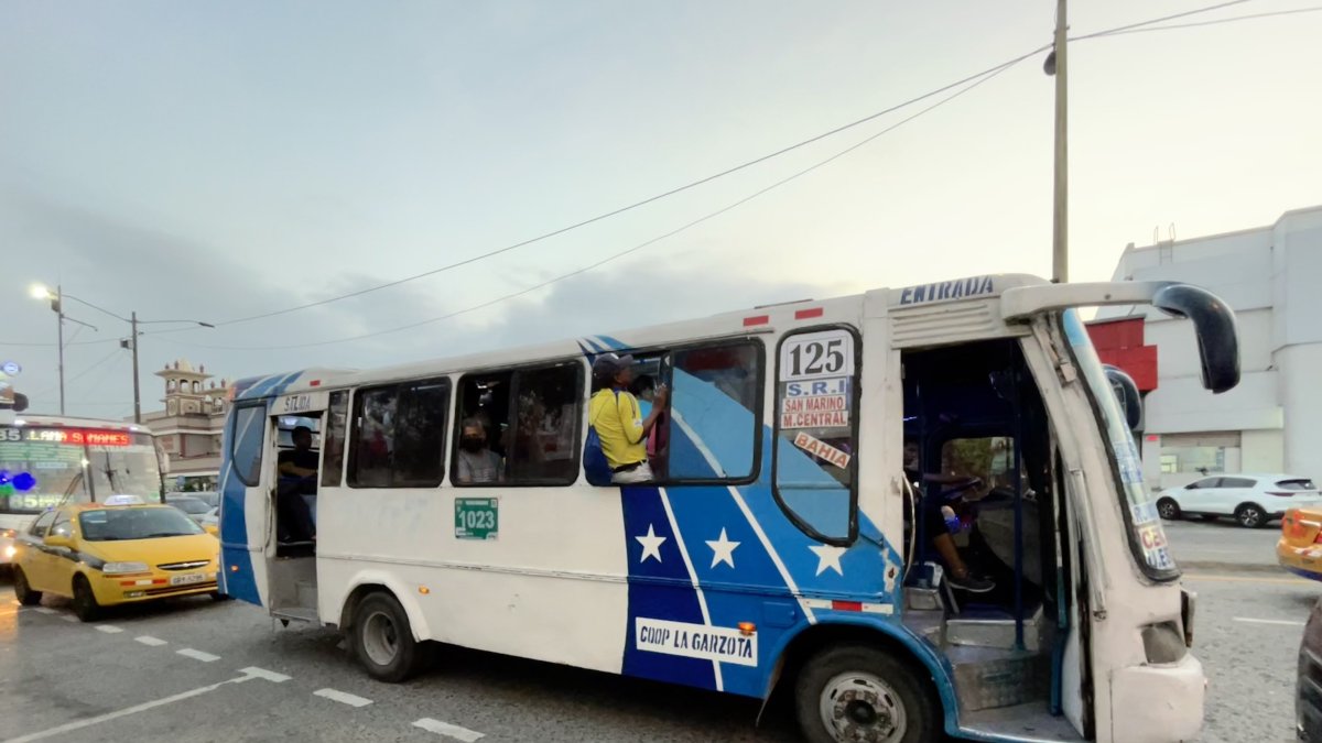 Una nueva tarifa para el transporte público ha sido el pedido del gremio desde hace varios años. El Municipio de Guayaquil les ha impuesto condiciones.