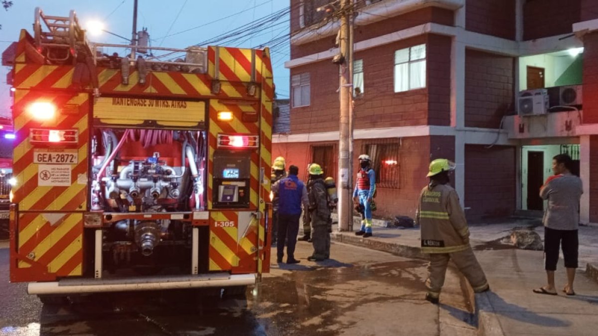 Hecho. Bomberos acudieron al punto para apagar las llamas.