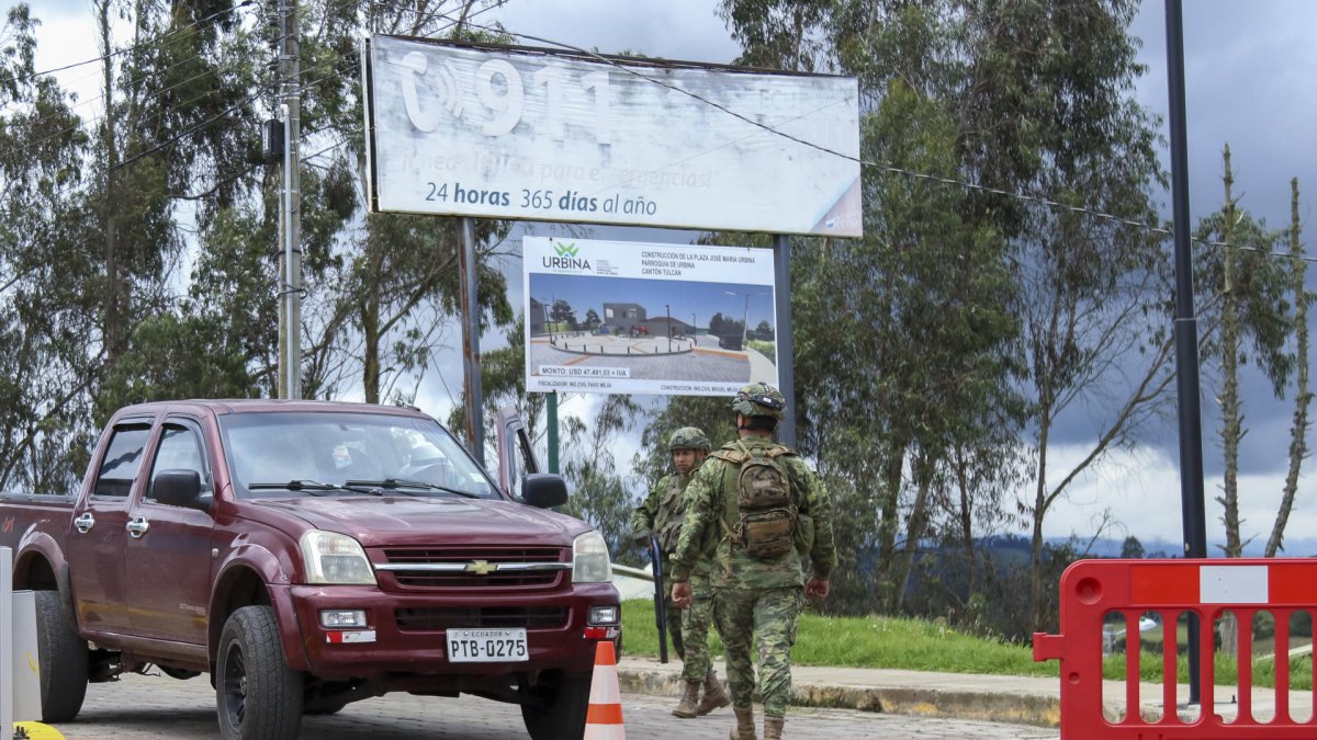 Militares ecuatorianos de la IV División del Ejército Amazonas y del batallón de Infantería Mayor Galo Molina, realizan patrullaje en la zona fronteriza con Colombia, en una fotografía de archivo.