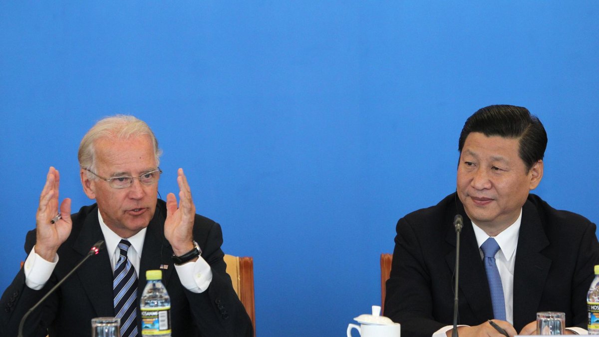 El presidente de Estados Unidos, Joe Biden (i), pronuncia un discurso acompañado de su homólogo chino, Xi Jinping (d), en una fotografía de archivo.