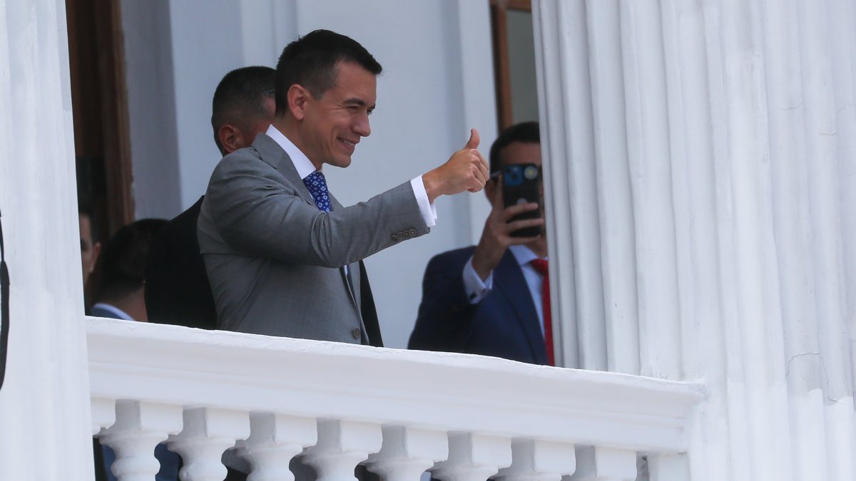 El presidente electo Daniel Noboa saluda a simpatizantes desde un balcón.