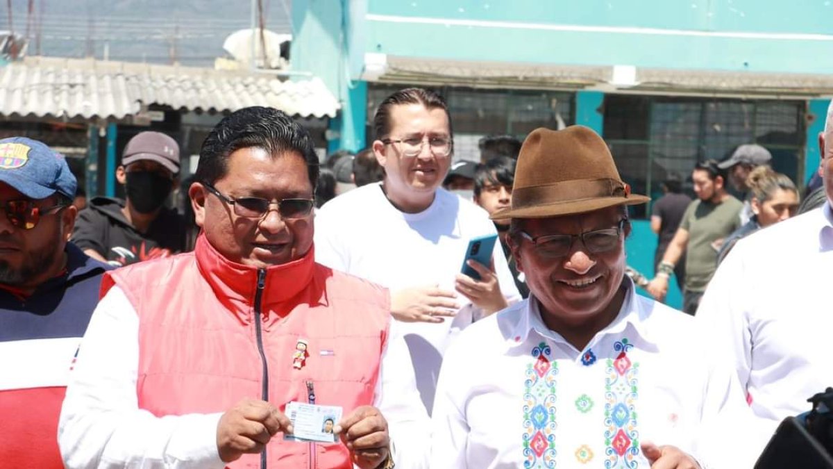 Figura. Guillermo Churuchumbi (derecha) fue alcalde de Cayambe en dos periodos. Hoy es el coordinador nacional de Pachakutik.