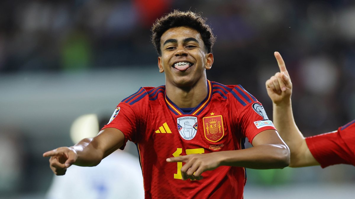 Lamine Yamal, de España, celebra marcar el gol 0-1 durante el partido de clasificación del Grupo A de la UEFA EURO 2024 entre Chipre y España.