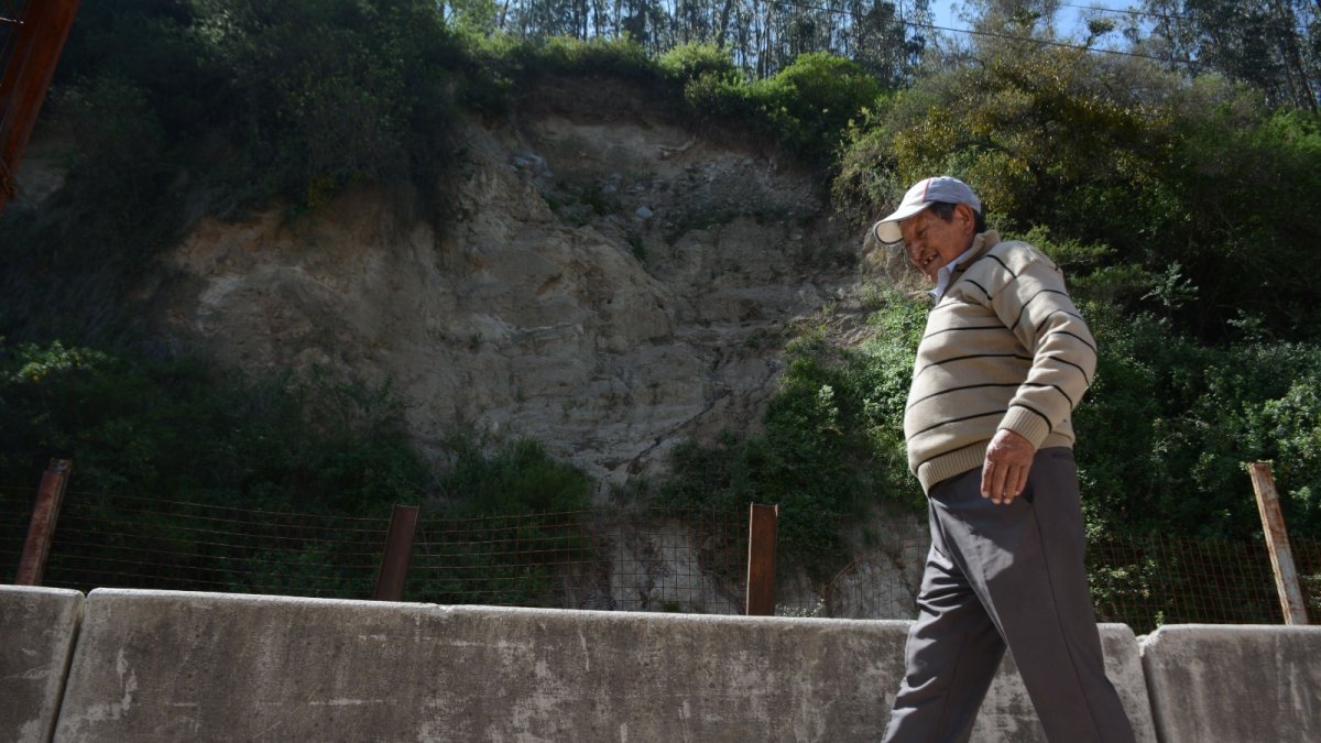 Segundo Morales debe caminar entre el polvo y la tierra a causa de un derrumbe que no ha sido atendido.