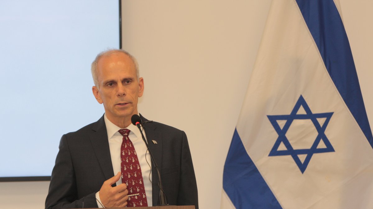 El embajador de Israel, Tzach Sarid, durante su exposición en el conversatorio del consulado.