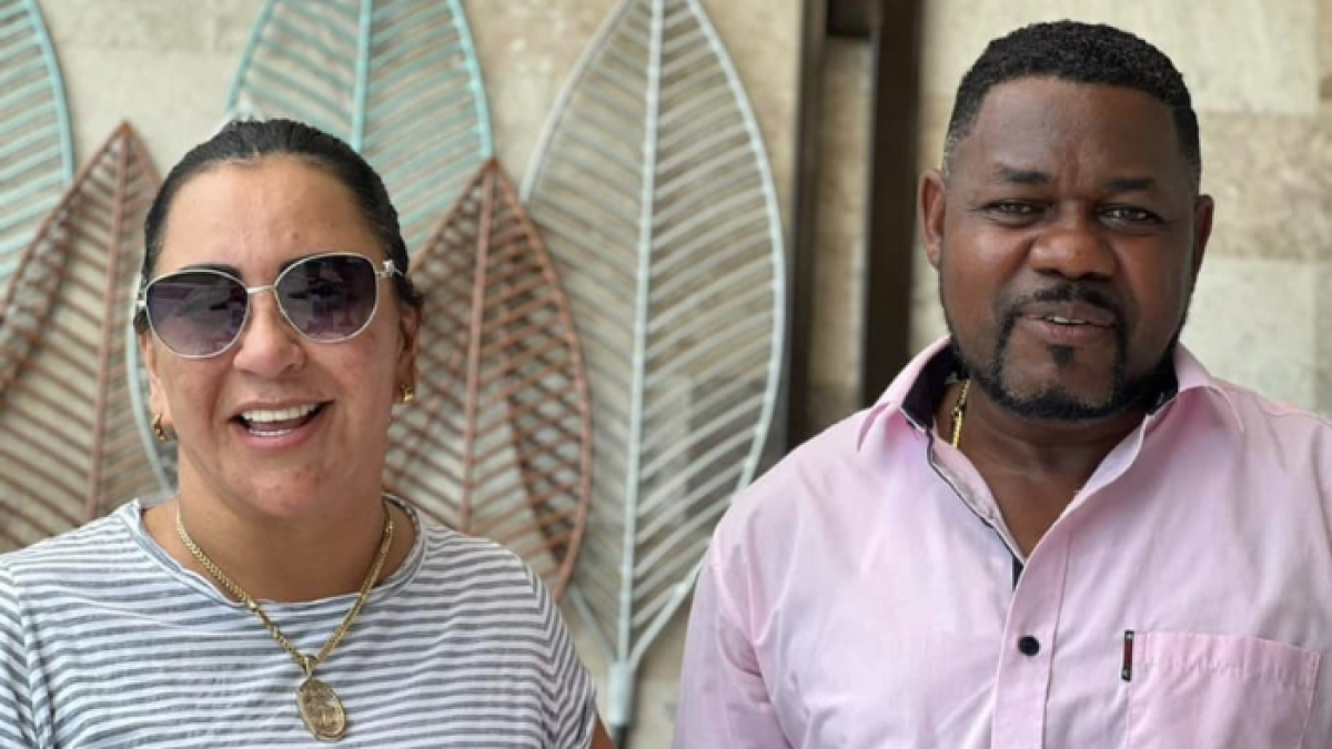 La prefecta de Esmeraldas, Roberta Zambrano, y el creador digital Sigifredo Quiñónez.