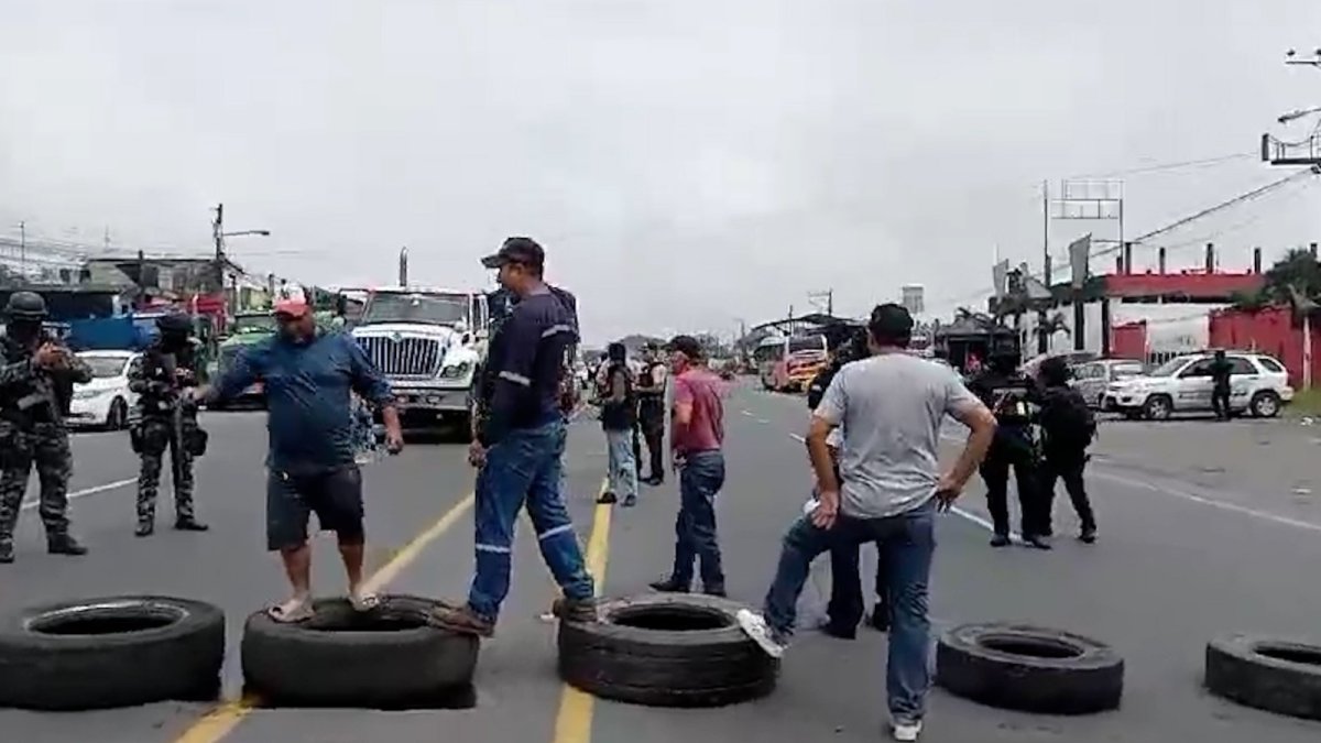 Protesta. Uno de los plantones que realizaron los choferes del transporte pesado en las carreteras de Ecuador.