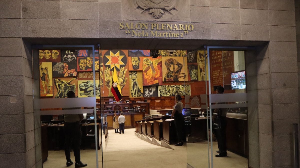 El personal de mantenimiento de la Asamblea Nacional hizo los últimos arreglos.