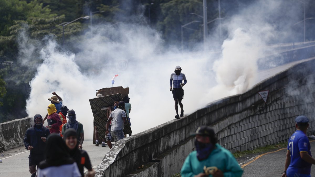 Manifestantes se unen a una nueva jornada de protestas contra el contrato entre el Estado y Minera Panamá, subsidiaria de la canadiense First Quantum Mineral (FQM), hoy en Ciudad de Panamá (Panamá).