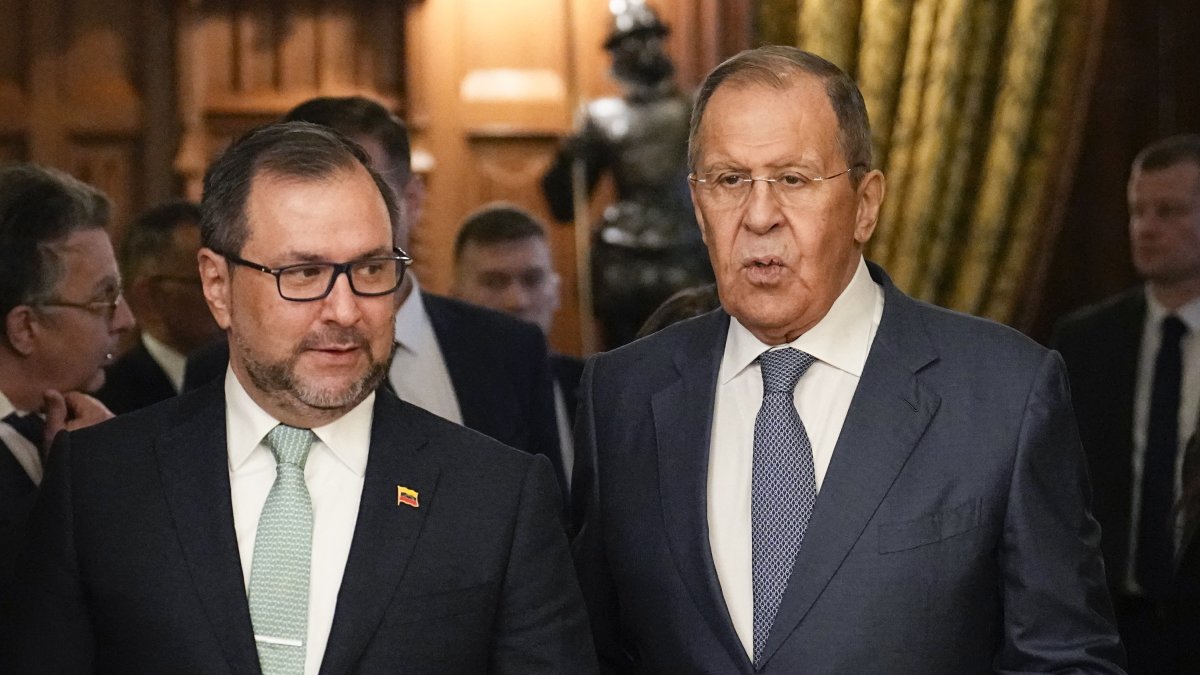 El ministro de Asuntos Exteriores ruso, Sergey Lavrov (R), da la bienvenida al ministro de Asuntos Exteriores de Venezuela, Yvan Gil Pinto (I), durante su reunión en Moscú, el 16 de noviembre de 2023.