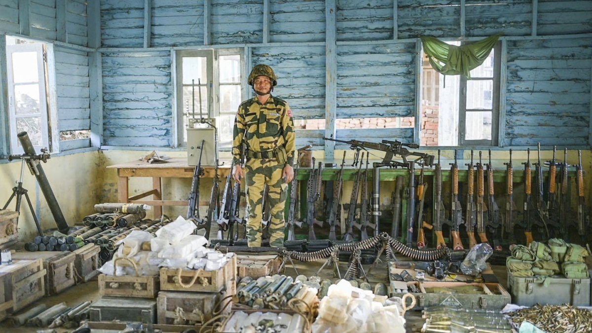 Un soldado de la milicia Fuerza para la Defensa del Pueblo Chin posa con un arsenal.