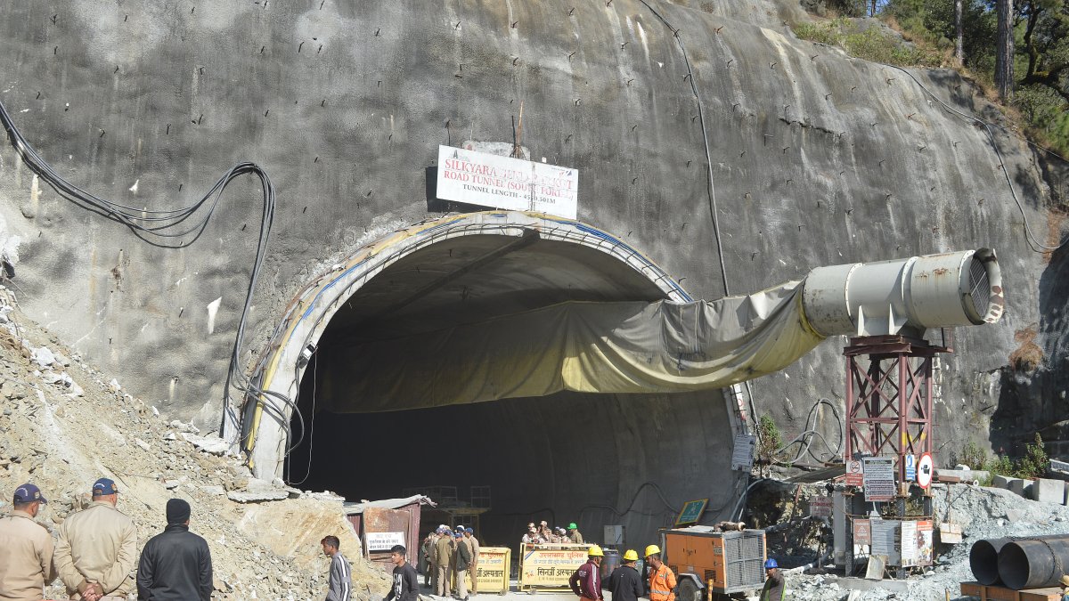 Imagen del túnel, en el estado norteño de Uttarakhand (India), en el que están atrapados 40 trabajadores desde el domingo 12 de noviembre de 2023.