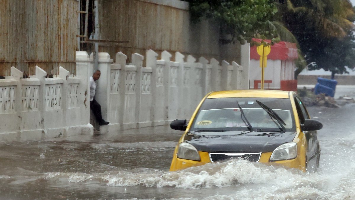 Un automóvil fue registrado al transitar por una calle inundada, debido a las lluvias, en La Habana (Cuba).