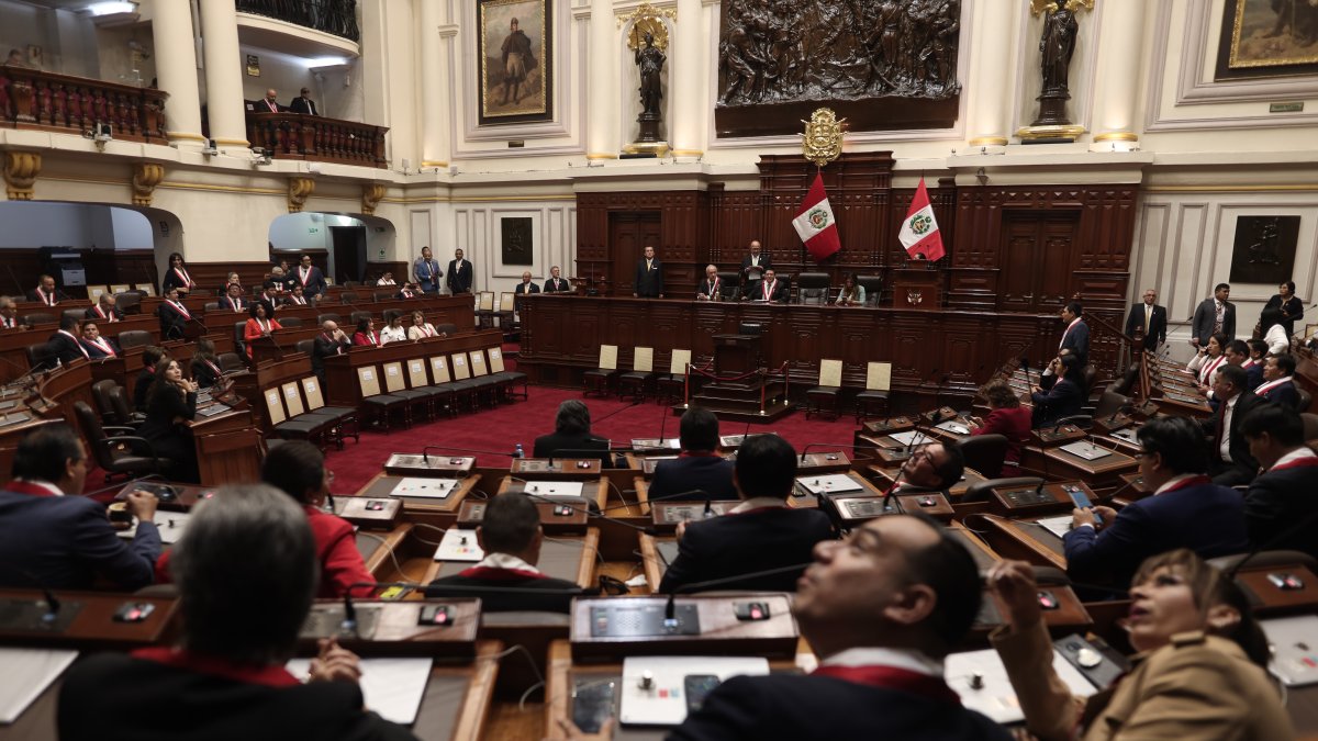 Lima. Un legislador aparece durante una sesión del Congreso.