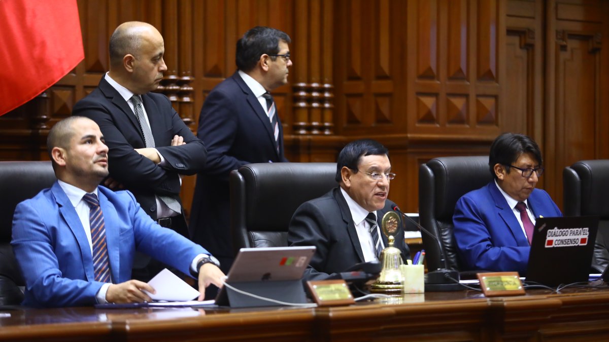 Fotografía cedida por el Congreso de Perú que muestra a su presidente, Alejandro Soto Reyes (c), durante un momento de la sesión del 15 de noviembre de 2023, en Lima (Perú).