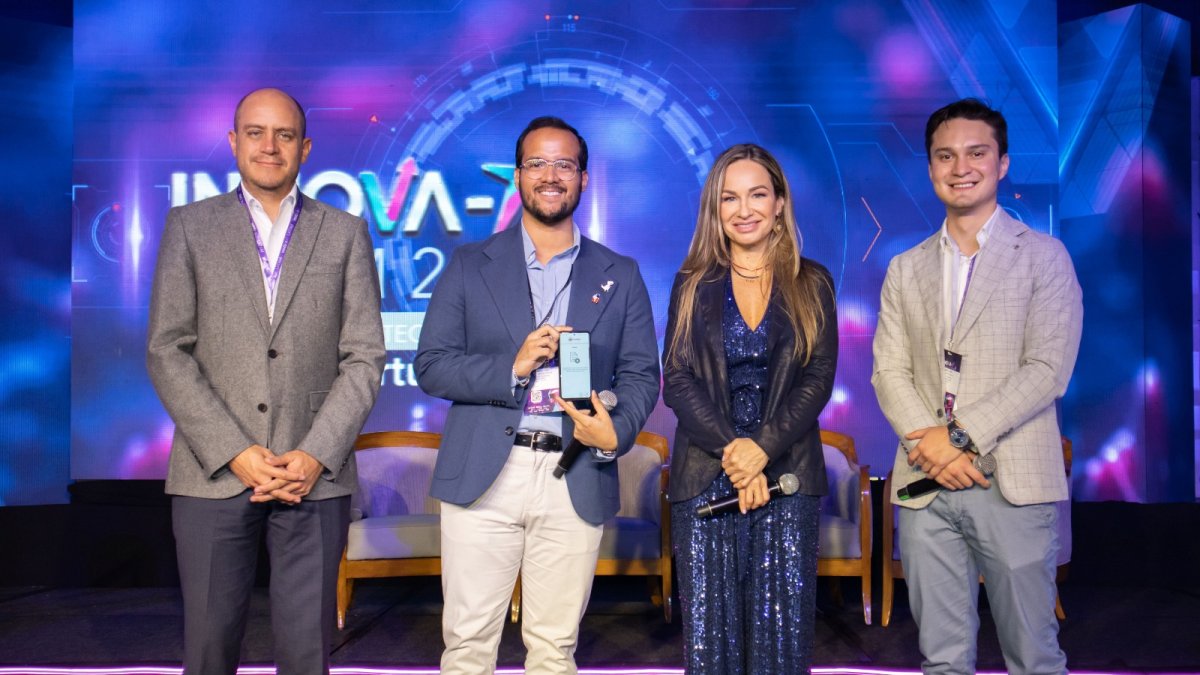 Claudia Ugarte, co-fundadora y directora ejecutiva de Innova-T Latam, junto a otros asistentes.