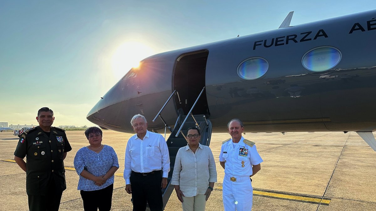 El mandatario mexicano Andrés Manuel López Obrador (c), antes de abordar una aeronave rumbo a Acapulco, hoy, en la Ciudad de México (México).
