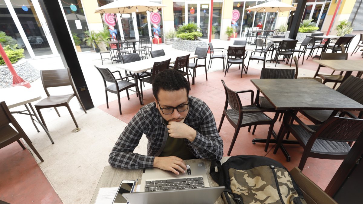 Alternativa. Para seguir laborando, los ciudadanos usan redes públicas de plazas comerciales o cafeterías.