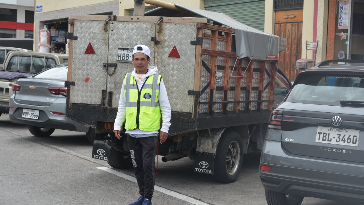 Migración. Orlando Aguilar es migrante venezolano en Pelileo y está de acuerdo con las medidas solicitadas.