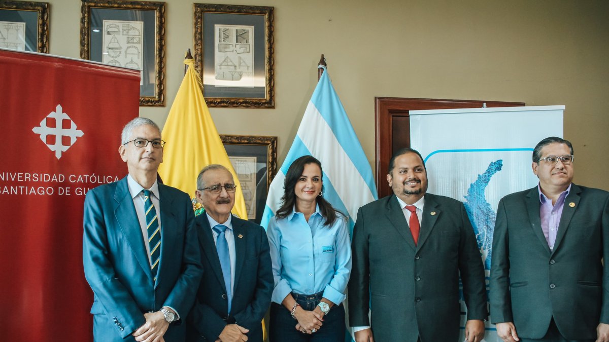 Función. La prefecta en una reciente cita con académicos de Guayaquil.