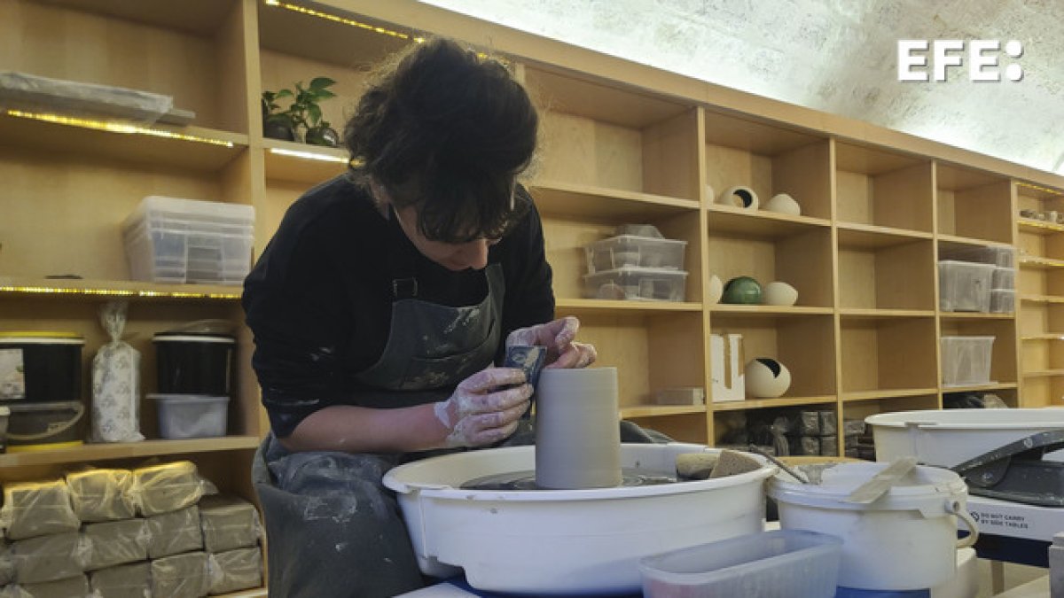 Una mujer trabaja con cerámica en el taller Wecandoo de París