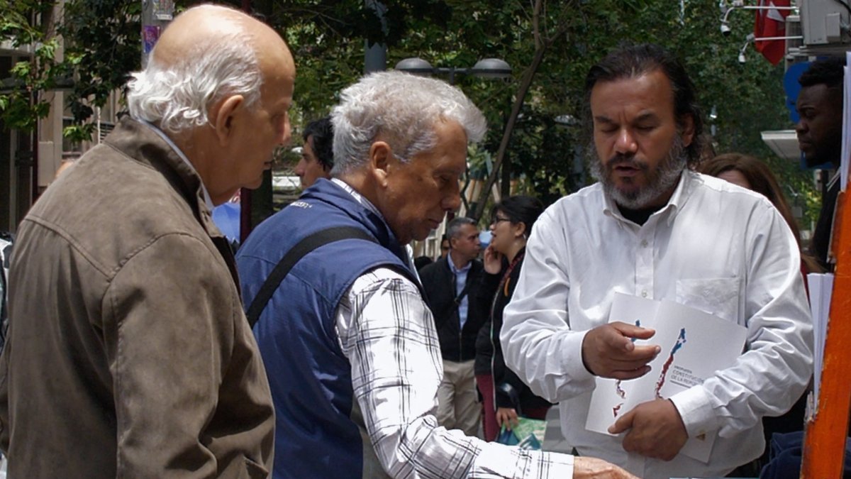 Santiago. Una persona comercializa en estos días copias de la nueva propuesta constitucional.