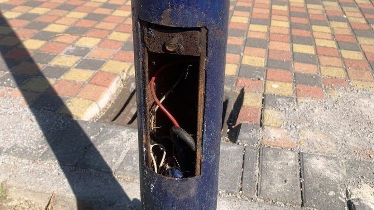 Daños. Cables y conductores eléctricos fueron robados en un parque.