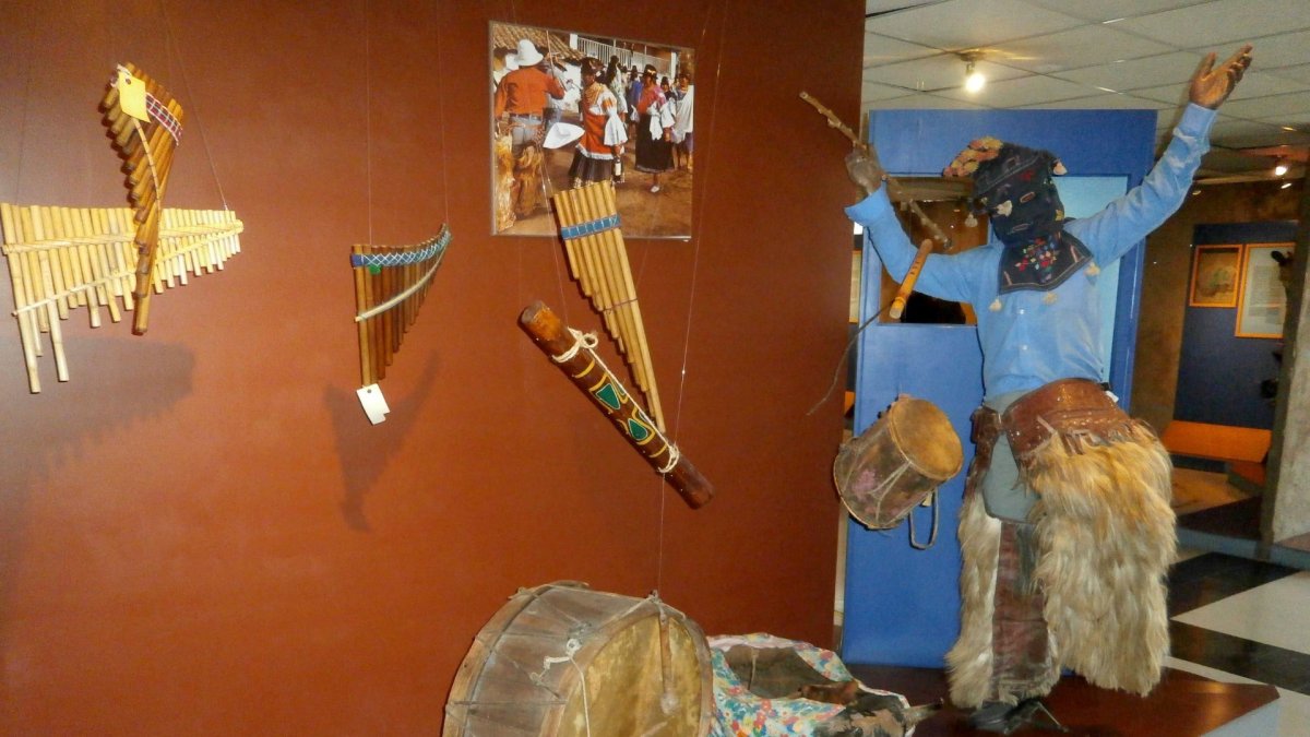 Exhibición de e una muestra de la cultura afroecuatoriana en el museo Etnográfico de Cuenca.