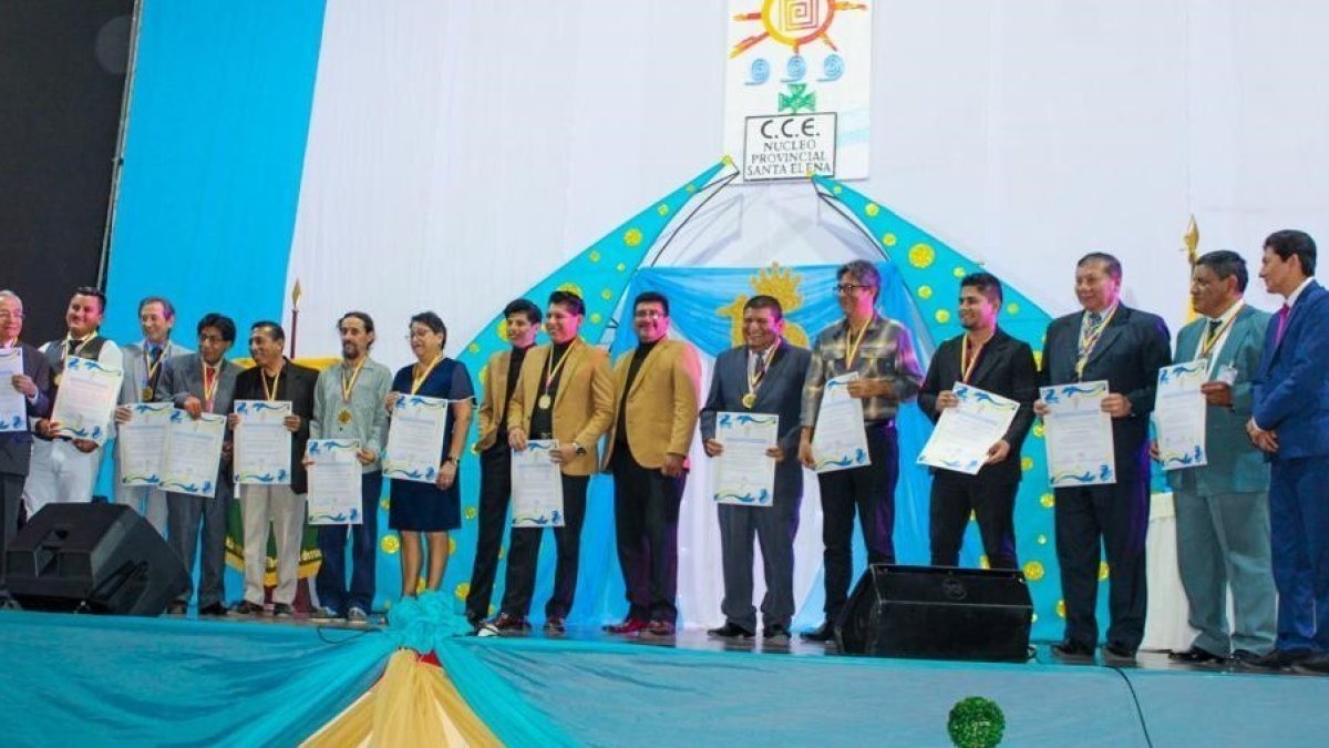 Varios de las personajes que han contribuido al arte y la cultra de Santa Elena, fueron condecorados.