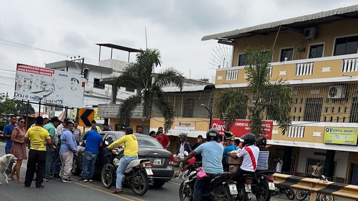 Robo. Los testigos se acercaron para auxiliar a la víctima.