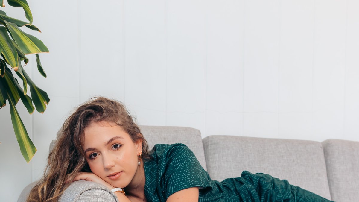 Entre seda, algodón y lino, Anastasia conquista con sus pijamas.