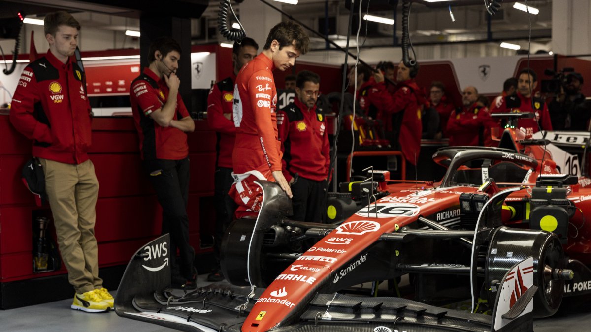 El piloto de Scuderia Ferrari Charles LeClerc, de Mónaco, mira su coche antes de una sesión de práctica para el Gran Premio de Fórmula 1 de Las Vegas.